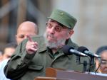 Fidel Castro asiste al acto de clausura del VI Congreso del Partido Comunista