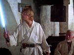 Luke Skywalker enciende la espada láser en presencia de Obi Wan Kenobi