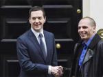 El ministro británico de Economía, Osborne, recibe al nuevo titular de Finanzas de Grecia, Varufakis.