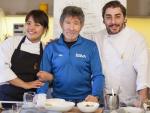 Jordi Roca y Yunju Choi, cocinera coreana, junto a Carlos Soria