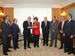 La Reina Sofía recoge el premio Albéitar 2016 de manos de los presidentes de los colegios veterinarios andaluces