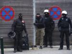 Policías belgas hacen guardia en el barrio Molenbeek-Saint-Jean en Bruselas