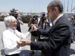 El expresident Francisco Camps saluda a Bernie Ecclestone