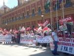 Unos 300 trabajadores y delegados sindicales piden en San Telmo negociación y otro acuerdo de financiación universitaria