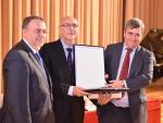 La Facultad de INEF de la Universidad Politécnica recibe la Placa de Oro de la ROMD de manos de Miguel Cardenal