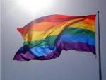 La bandera arcoíris de 20 metros de largo volverá a ondear en el Palacio de Cibeles desde el 28 de junio