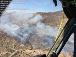 Bomberos trabajan en las labores de extinción de un incendio forestal en La Unión