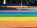 El paso de peatones más cercano a la Junta de Fuencarral-El Pardo se tiñe de los colores del arcoíris por el Orgullo