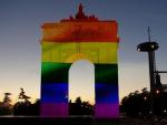 El Arco de la Victoria se ilumina con la bandera arcoíris por la celebración del Orgullo