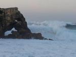 Las rachas de viento superan los 110 km/h y las olas alcanzan los 7,6 metros en Cantabria