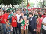 Centenares de personas se concentran para pedir la continuidad del Club Baloncesto Sevilla
