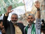 Yahya Sinwar (con pañuelo verde) junto a Ismail Haniye tras salir de prisión en 2011 (AFP Photo/Said KHATIB)