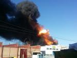 Declarado un incendio de grandes dimensiones en una nave de productos químicos en Paterna