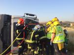 Vuelca un camión a la altura de Valdemingómez y los bomberos emplean una hora para rescatar al conductor