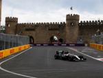 Hamilton sigue mandando en Bakú y Sainz y Alonso terminan sexto y undécimo en los segundos libres