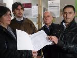 Peñascosa (Albacete) entrega 400 firmas al Gobierno regional para que "no recorte" el servicio de autobús con la capital