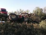 Un hombre muere al volcar su tractor, en Alpartir