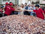 O Carballiño sirve 142 kilos de pulpo en la tapa más grande del mundo