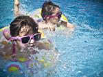 Pediatras aconsejan no perder de vista a los niños en el agua y usar crema solar 30 minutos antes de estar al sol