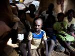 Familias sudanesas viven en cuevas
