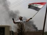 Un miembro de la milicia Movilización Popular celebra la toma del pueblo de Albu Ajil, cerca de Tikrit.
