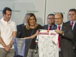 Susana Díaz traslada al Sevilla FC su "orgullo" tras llevar "el nombre de Andalucía a lo más alto"