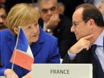 El presidente francés, François Hollande, conversa con la canciller alemana, Angela Merkel (archivo)