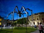 La araña gigante "Maman", de Louise Bourgeois, se pasea por Suiza