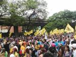Miles de venezolanos marchan hacia el CNE para acelerar la salida de Maduro