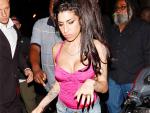 La familia de Amy Winehouse llora su muerte fuera de Londres
