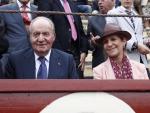 El Rey Juan Carlos se divierte junto a su hija, la Infanta Elena, en los toros