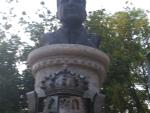 El Ayuntamiento denuncia "pintadas y destrozos" en el busto de Adolfo Suárez del parque de la Alameda