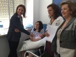 Los hospitales públicos obsequian con una aceituna de plata a las madres de los bebés nacidos el Día de Andalucía
