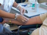 Los hospitales madrileños cambian su señalización para fomentar la donación de sangre entre los visitantes