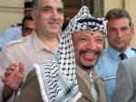 Arafat se dirige a los medios de comunicación tras una reunión con el primer ministro francés Michel Rocard en agosto de 199