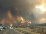 Evacúan a miles de personas en Canadá por incendio forestal