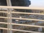 Un incendio en los antiguos talleres de FGV en Torrent quema entre ocho y nueve trenes retirados
