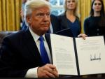 Trump durante la firma del decreto