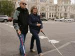 Se presenta en España el bastón rojo-blanco que identifica a las personas con sordoceguera