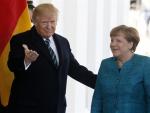 Trump llegó a entregar en mano una factura a Merkel para que pagara sus "deudas" con la OTAN