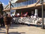 Medio centenar de personas se manifiestan ante la Asamblea contra el cierre de San Javier