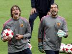 El defensa del Barcelona Maxwell hace parte del entrenamiento con el grupo