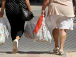 Las cadenas de supermercados reducirán a la mitad el uso de bolsas de plástico