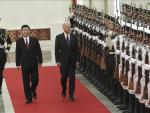 Los vicepresidentes de China y EEUU aparcan diferencias para salir de la crisis