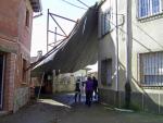 El viento arranca el tejado de una nave y lo empotra en una casa en un pueblo de Salamanca