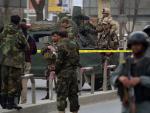 Al menos dos muertos en una explosión y un ataque al hospital militar de Kabul