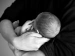El Gobierno veta equiparar permisos de paternidad y maternidad porque supondría un "aumento de créditos presupuestarios"