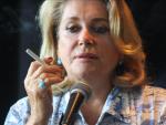 Deneuve opta por el cigarro electrónico en Montreal tras la polémica en Madrid