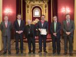 Rafael Catalá impone la Cruz de San Raimundo de Peñafort al vicerrector general de la UCV, Ricardo García