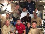 Los astronautas del Endeavour concluyen su primera caminata espacial en la EEI